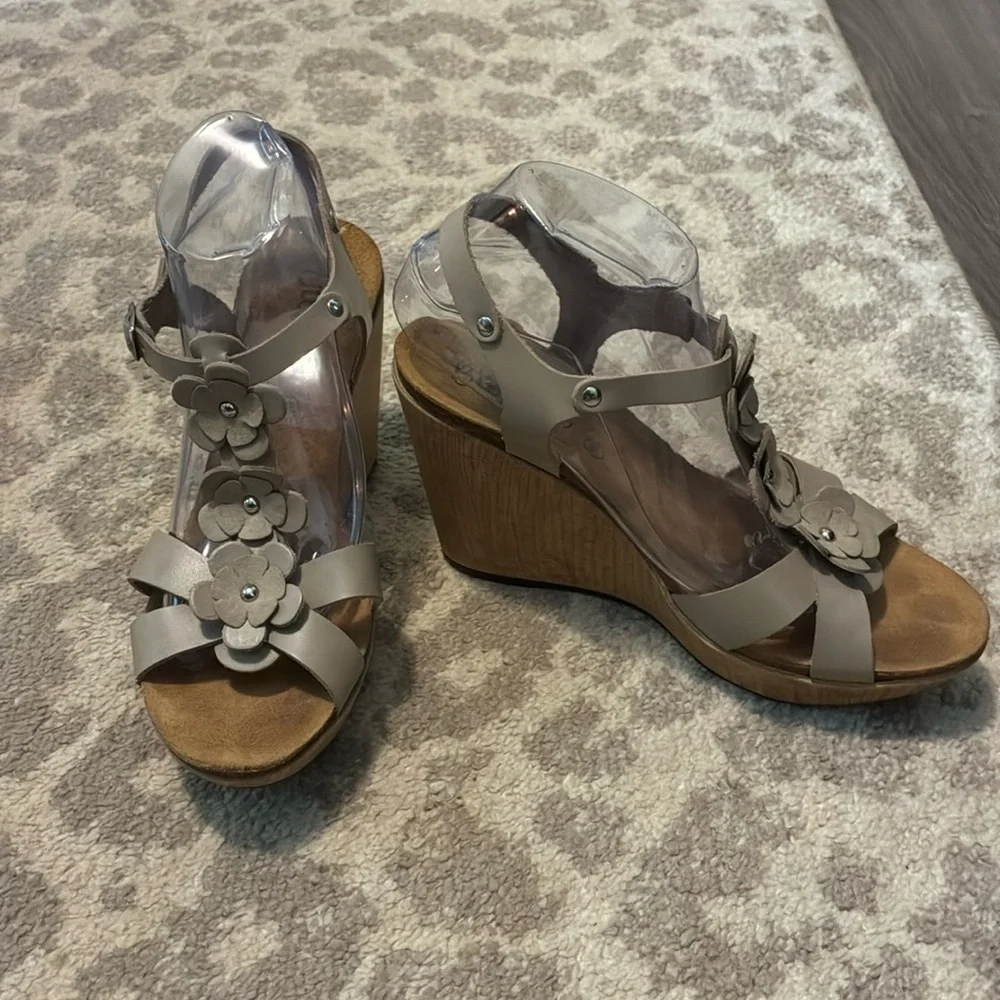 Biostep Beige Leather Floral Wedges